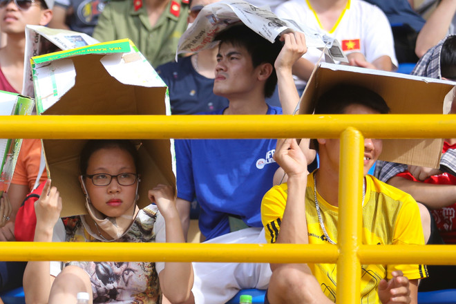 [Photo] Quay mặt với V-League, khán giả đổ xô đi xem đá “phủi” ảnh 3