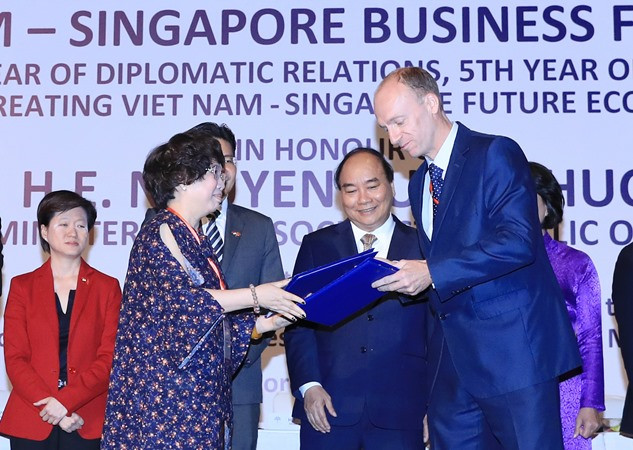 Bà Thái Hương- nhà sáng lập và tư vấn đầu tư tập đoàn TH trao đổi MOU với CEO của Công ty Dịch vụ và Triển lãm Singapore (UBM). (Ảnh: PV) Lời khen ngợi từ Thủ tướng tại Hội chợ Food and Hotel Asia ảnh 4