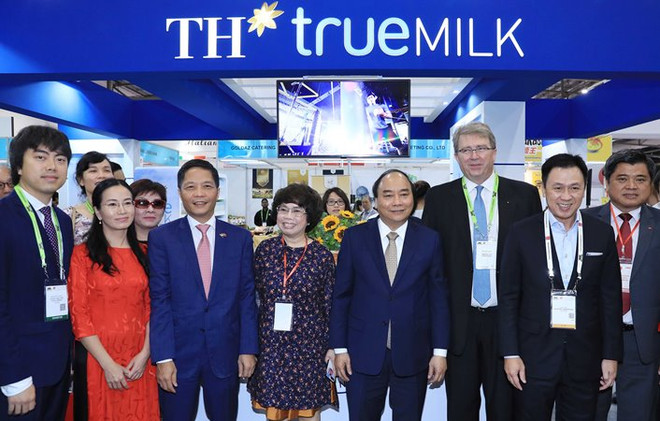 Thủ tướng Nguyễn Xuân Phúc chụp ảnh lưu niệm tại gian hàng của tập đoàn TH. (Ảnh: PV) Lời khen ngợi từ Thủ tướng tại Hội chợ Food and Hotel Asia ảnh 3