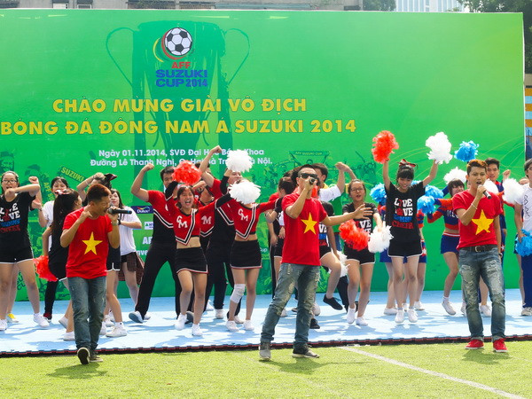 Á quân X-Factor xuất hiện trong ngày hội cúp vàng AFF Suzuki Cup 2014 ảnh 1