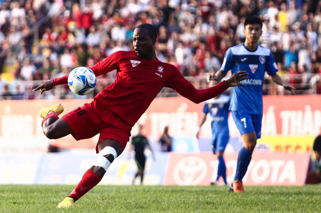 [Photo] Hàng thủ Than Quảng Ninh vỡ vụn trước hai “Tây” Hải Phòng ảnh 7