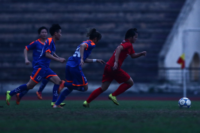 [Photo] Mất điện phá hỏng lễ đăng quang ở giải U19 quốc gia ảnh 2