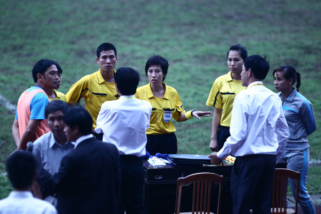 [Photo] Mất điện phá hỏng lễ đăng quang ở giải U19 quốc gia ảnh 3