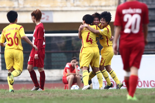 [Photo] Mất điện phá hỏng lễ đăng quang ở giải U19 quốc gia ảnh 4