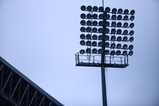 [Photo] Mất điện phá hỏng lễ đăng quang ở giải U19 quốc gia ảnh 1