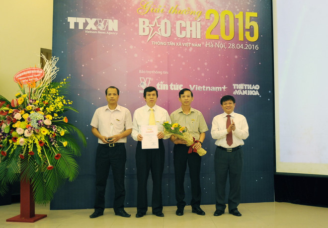[Photo] Những hình ảnh tại lễ trao giải báo chí TTXVN năm 2015 ảnh 7