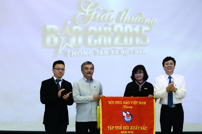 [Photo] Những hình ảnh tại lễ trao giải báo chí TTXVN năm 2015 ảnh 3