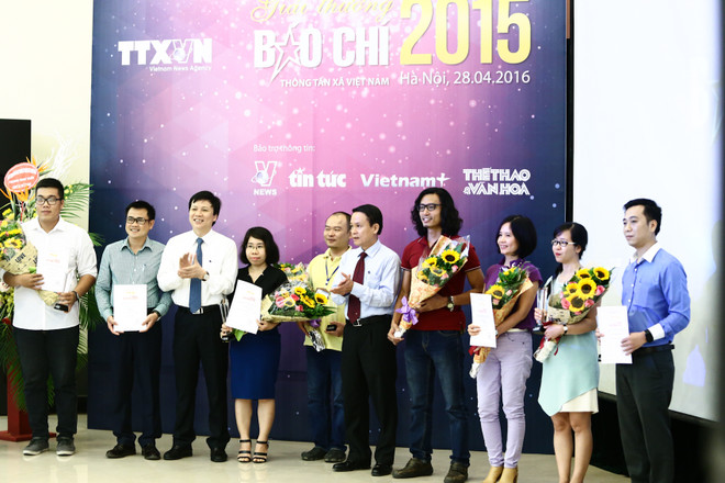 [Photo] Những hình ảnh tại lễ trao giải báo chí TTXVN năm 2015 ảnh 1