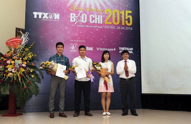 [Photo] Những hình ảnh tại lễ trao giải báo chí TTXVN năm 2015 ảnh 8