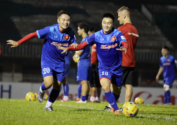 Phi Sơn (trái) và Đình Đồng lần đầu có cơ hội tham dự AFF Cup. (Ảnh: VFF) Tuấn Anh đối diện nguy cơ không được ra sân trong trận gặp Myanmar ảnh 4
