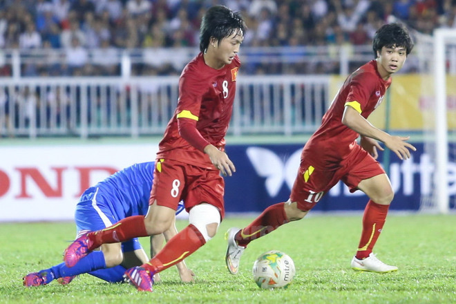 Tuấn Anh (áo đỏ, số 8) có thể lỡ cơ hội dự AFF Cup cùng Việt Nam. (Ảnh: Minh Chiên Hữu Thắng vẫn giữ Tuấn Anh làm “của để dành” cho bán kết AFF Cup ảnh 1