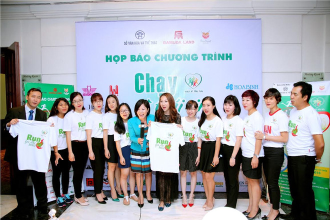Ca sĩ Lều Phương Anh trong buổi lễ phát động tại Hà Nội (Nguồn: BTC) Mỹ Linh, Diễm My chạy để quyên tiền phẫu thuật tim cho trẻ em nghèo ảnh 1