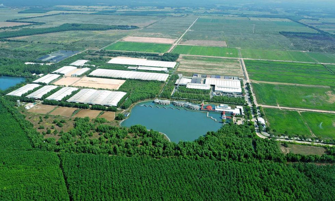 Quy hoạch độc đáo với 9 hồ nước điều hoà khí hậu và 500 ha đồng cỏ làm mát cho cả khu vực, tạo ra không gian mát mẻ ngay cả trong mùa nắng nóng cao điểm. (Ảnh: CTV) Tham quan Resort bò sữa Vinamilk, điểm đến hấp dẫn ở Tây Ninh ảnh 3