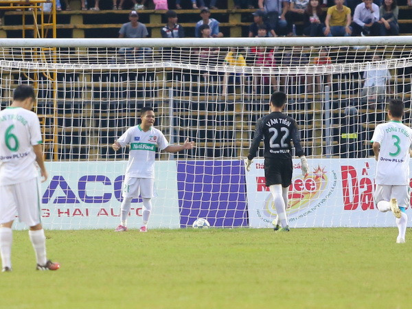 [Video] Hoàng Anh Gia Lai có bàn danh dự nhờ thủ môn Long An vồ ếch ảnh 1