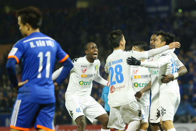 Sao U19 Việt Nam lập công lớn, Hà Nội T&T "đại phá" Cẩm Phả ảnh 1