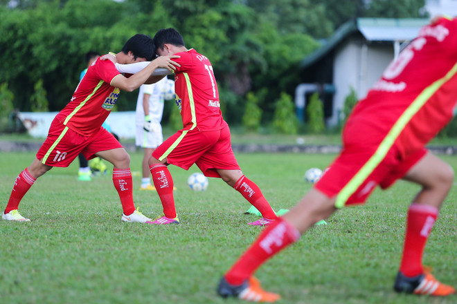 [Photo] HLV U21 Hoàng Anh Gia Lai to tiếng với học trò trên sân tập ảnh 5