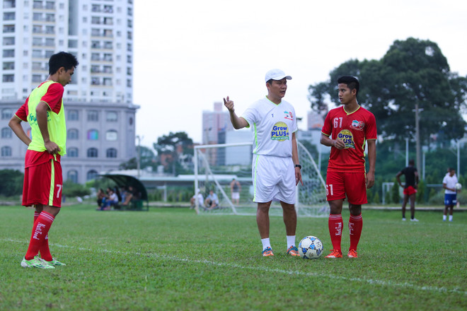 [Photo] HLV U21 Hoàng Anh Gia Lai to tiếng với học trò trên sân tập ảnh 2