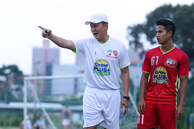 [Photo] HLV U21 Hoàng Anh Gia Lai to tiếng với học trò trên sân tập ảnh 1