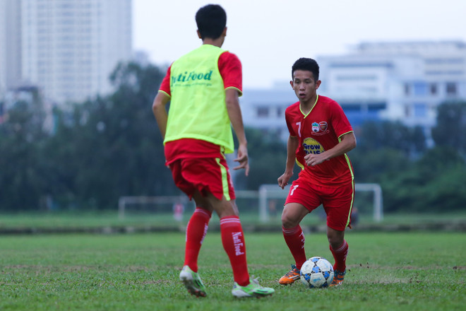 [Photo] HLV U21 Hoàng Anh Gia Lai to tiếng với học trò trên sân tập ảnh 7