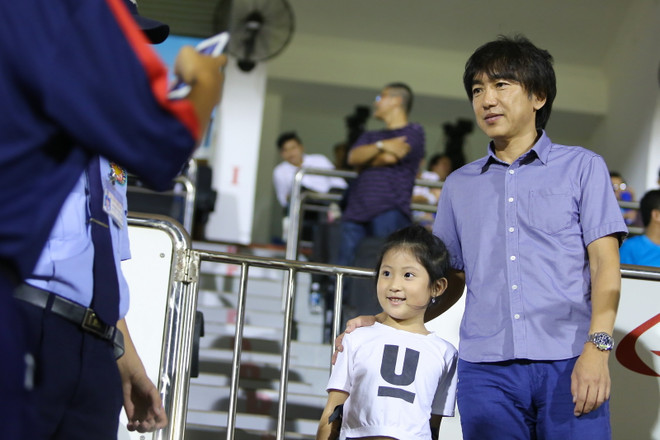 Nụ cười và sự kiên nhẫn của huấn luyện viên Toshiya Miura ảnh 1