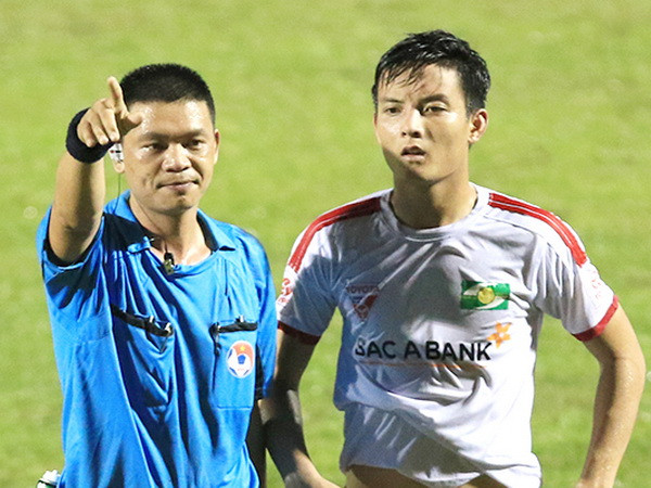 Nhìn lại 5 vòng đấu sai lầm nặng nề của các trọng tài V-League ảnh 1
