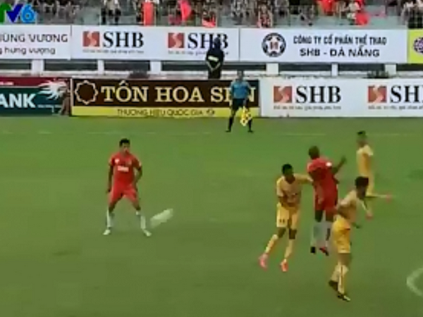 Nhìn lại 5 vòng đấu sai lầm nặng nề của các trọng tài V-League ảnh 3