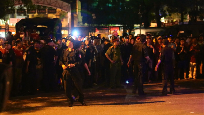 [Photo] Khán giả ở Hải Phòng chửi bới, dọa đánh trọng tài ảnh 11