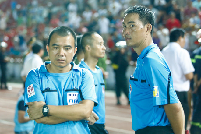 [Photo] Khán giả ở Hải Phòng chửi bới, dọa đánh trọng tài ảnh 6