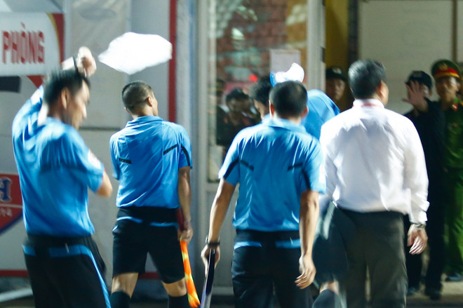 [Photo] Khán giả ở Hải Phòng chửi bới, dọa đánh trọng tài ảnh 10