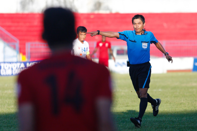 [Photo] Khán giả ở Hải Phòng chửi bới, dọa đánh trọng tài ảnh 2