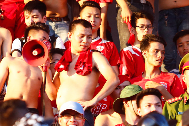 [Photo] Khán giả ở Hải Phòng chửi bới, dọa đánh trọng tài ảnh 4