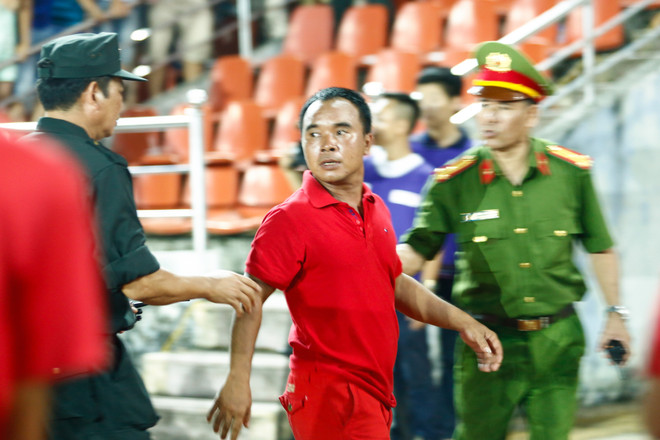 [Photo] Khán giả ở Hải Phòng chửi bới, dọa đánh trọng tài ảnh 1