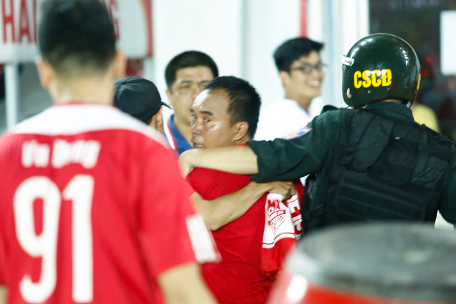 [Photo] Khán giả ở Hải Phòng chửi bới, dọa đánh trọng tài ảnh 7