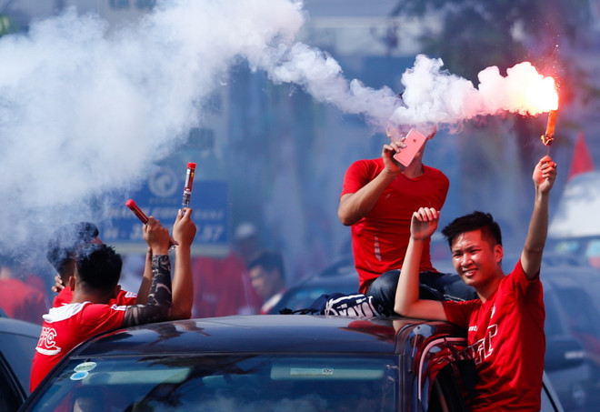 Pháo sáng có thể tìm đường vào khán đài V-League như thế nào? ảnh 3