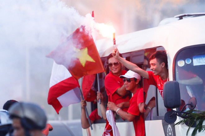 40 xe CĐV Hải Phòng đốt pháo sáng, rải "tiền âm phủ" khắp Hà Nội ảnh 8