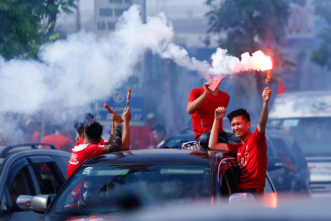 40 xe CĐV Hải Phòng đốt pháo sáng, rải "tiền âm phủ" khắp Hà Nội ảnh 1