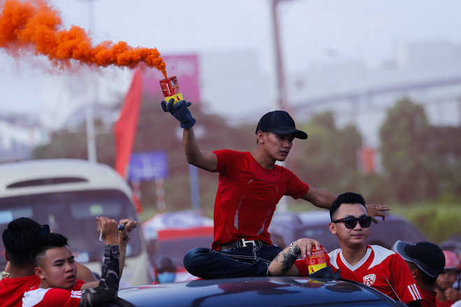 40 xe CĐV Hải Phòng đốt pháo sáng, rải "tiền âm phủ" khắp Hà Nội ảnh 7