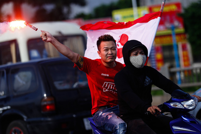 40 xe CĐV Hải Phòng đốt pháo sáng, rải "tiền âm phủ" khắp Hà Nội ảnh 5