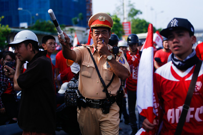 40 xe CĐV Hải Phòng đốt pháo sáng, rải "tiền âm phủ" khắp Hà Nội ảnh 3