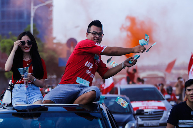 40 xe CĐV Hải Phòng đốt pháo sáng, rải "tiền âm phủ" khắp Hà Nội ảnh 6