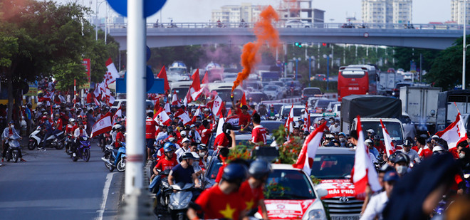 40 xe CĐV Hải Phòng đốt pháo sáng, rải "tiền âm phủ" khắp Hà Nội ảnh 2