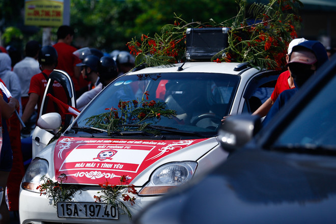 40 xe CĐV Hải Phòng đốt pháo sáng, rải "tiền âm phủ" khắp Hà Nội ảnh 4