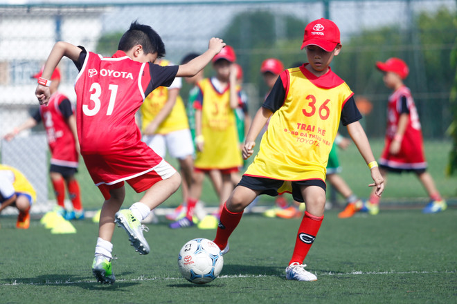 Phần thi đối kháng 2-2 là tâm điểm của cuộc kiểm tra buổi sáng. (Ảnh: Minh Chiến/Vietnam+) Quả bóng Vàng Thành Lương hào hứng với công việc mới ảnh 4