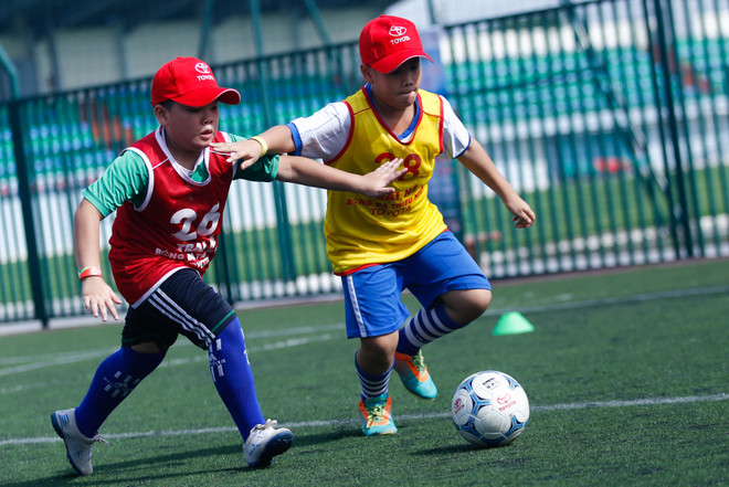 Sang buổi chiều, ban tổ chức tiếp tục tổ chức cuộc thi đấu đối kháng 8 đánh 8 và 11 đánh 11. (Ảnh: Minh Chiến/Vietnam+) Quả bóng Vàng Thành Lương hào hứng với công việc mới ảnh 5