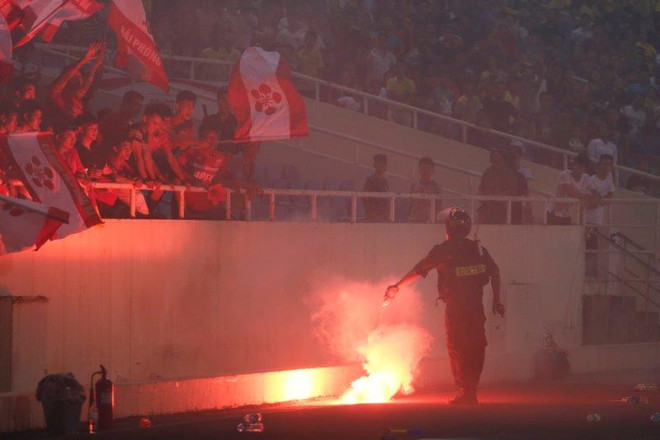 CĐV Hải Phòng đốt 6 thùng pháo sáng, sân Mỹ Đình chìm trong khói lửa ảnh 4