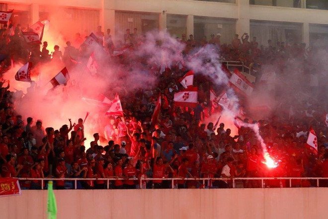 CĐV Hải Phòng đốt 6 thùng pháo sáng, sân Mỹ Đình chìm trong khói lửa ảnh 8