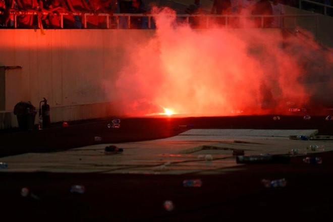 CĐV Hải Phòng đốt 6 thùng pháo sáng, sân Mỹ Đình chìm trong khói lửa ảnh 1