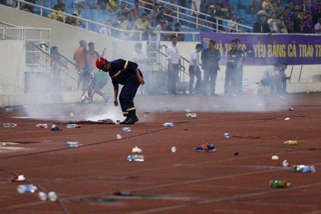 CĐV Hải Phòng đốt 6 thùng pháo sáng, sân Mỹ Đình chìm trong khói lửa ảnh 7