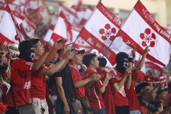 CĐV Hải Phòng đốt 6 thùng pháo sáng, sân Mỹ Đình chìm trong khói lửa ảnh 2