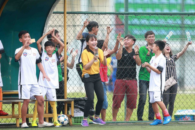 Người nhà các cầu thủ Nghi Công ra Hà Nội cổ vũ các cầu thủ nhí. (Ảnh: Hải Đăng) Đại diện Hải Dương bất ngờ thảm bại ở Festival bóng đá học đường ảnh 4